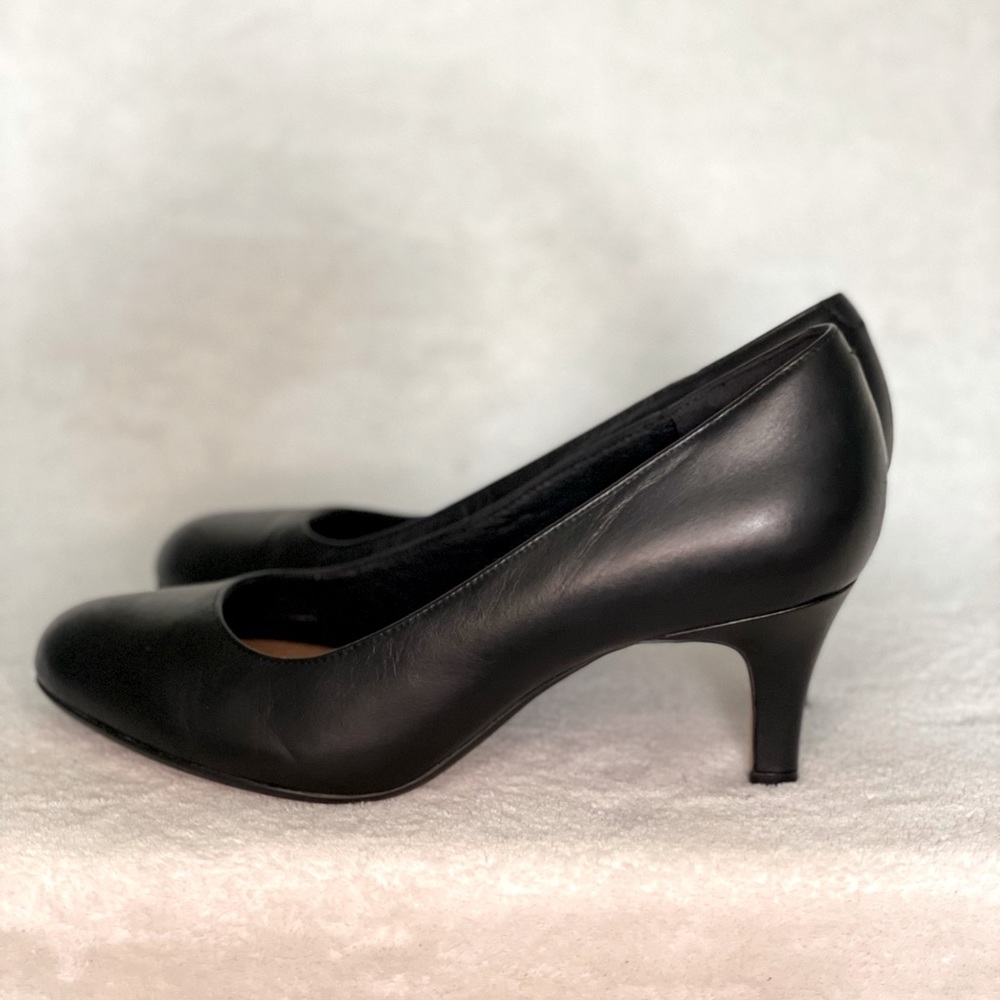 Clarks Artisan Pumps, Black Leather, Rounded Toe, 7.5